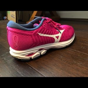 Limited edition Mizuno BCRF WAVEKNIT® R2